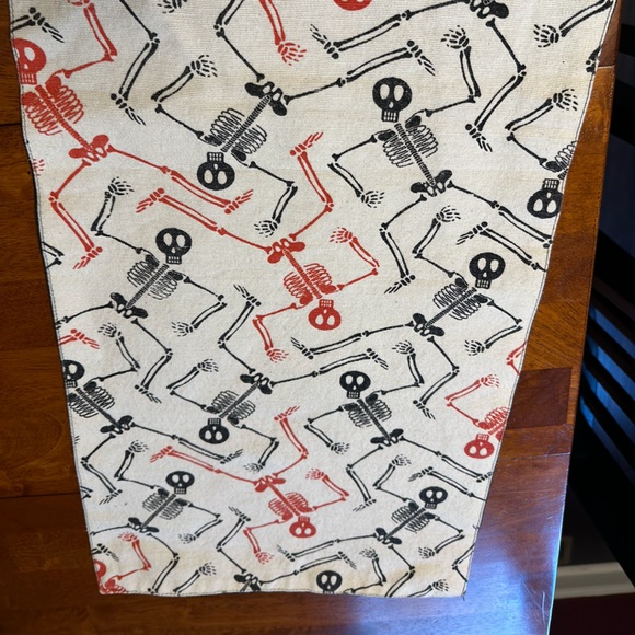 •HALLOWEEN DANCING SKELETONS REVERSIBLE BLACK CLOTH TABLE RUNNER• - Picture 3 of 5